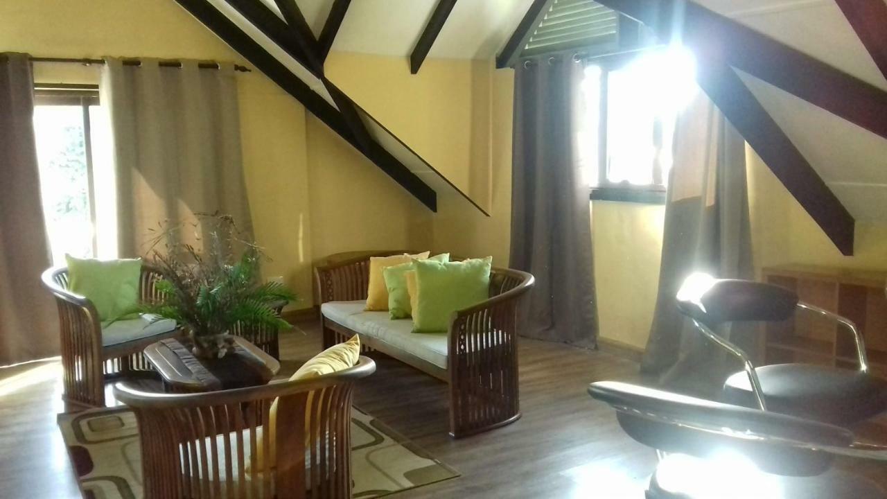 Shay Lyah Self Catering Apartment Victoria Bagian luar foto